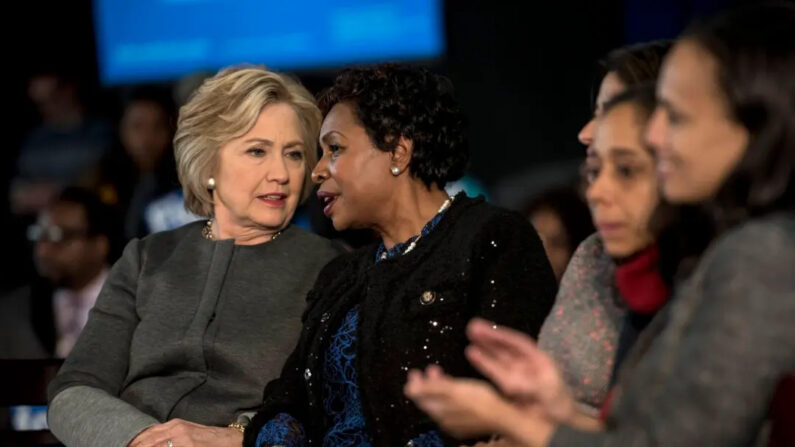 La entonces candidata presidencial Hillary Clinton y la representante demócrata Yvette Clarke, sentadas juntas en un acto en Nueva York, el 5 de abril de 2016. (Andrew Renneisen/Getty Images)
