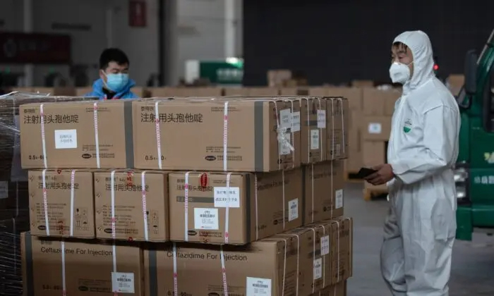 Miembros del personal y voluntarios transfieren suministros médicos en un almacén de Wuhan el 4 de febrero de 2020. (AFP vía Getty Images)