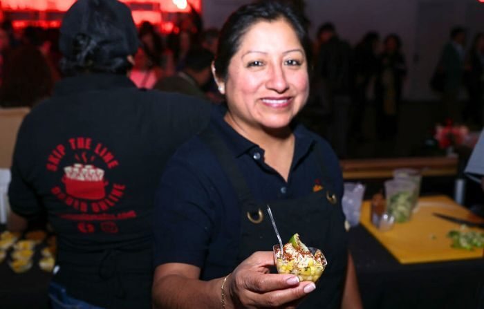 La chef Evelia Coyotzi de Evelia's Tamales sirve Esquites durante Noches Latinas como parte del Festival de Vino y Comida de la Ciudad de Nueva York,  el 14 de octubre de 2023 en la ciudad de Nueva York. (Jemal Countess/Getty Images para NYCWFF)