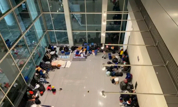 Inmigrantes ilegales refugiados en un ala pública del aeropuerto Logan de Boston. (Alice Giordano/The Epoch Times)