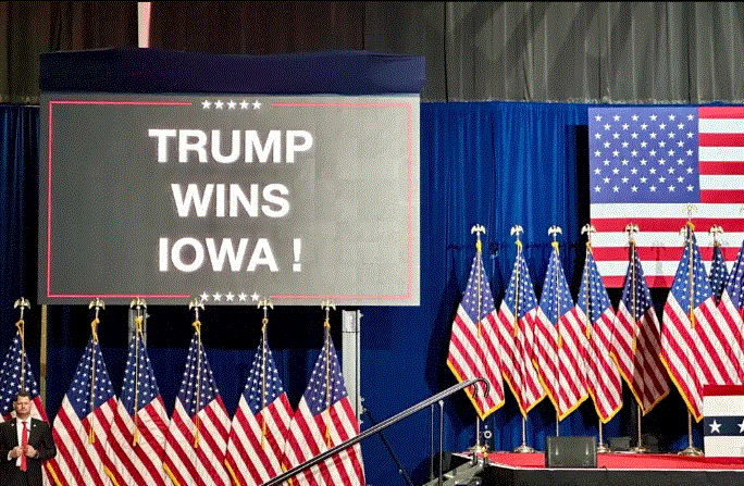 Personal de campaña y voluntarios de Donald Trump se preparan para la victoria en el caucus de Iowa en Des Moines, Iowa, el 15 de enero de 2024. (John Fredricks/The Epoch Times)
