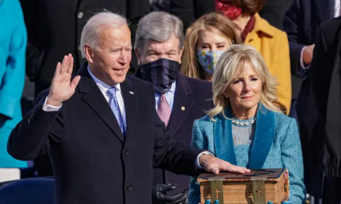 El presidente Joe Biden jura el cargo durante su investidura en la fachada oeste del Capitolio de EE.UU. en Washington el 20 de enero de 2021. (Alex Wong/Getty Images)