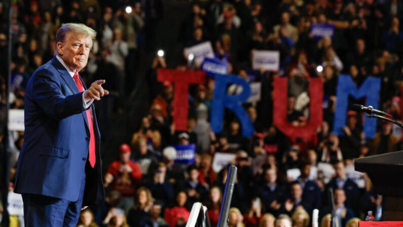 El favorito presidencial republicano y expresidente Donald Trump sube al escenario durante un mitin de campaña en el SNHU Arena en Manchester, Nuevo Hampshire, el 20 de enero de 2024. (Chip Somodevilla/Getty Images)