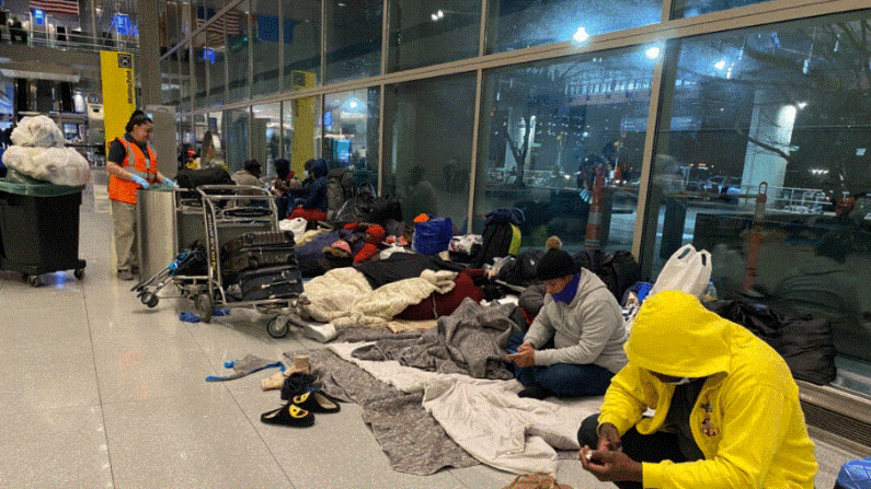 Inmigrantes ilegales alojados en el Aeropuerto Internacional Logan de Boston (Alice Giordano/The Epoch Times)