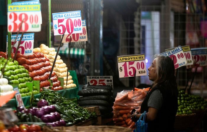 Una mujer compra verduras en el Mercado de Jamaica, en Ciudad de México, México en una fotografía de archivo. (EFE/ Isaac Esquivel)