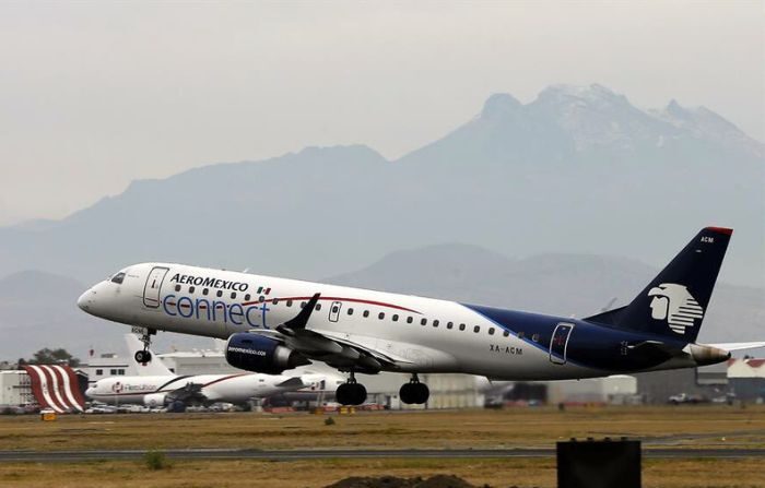 Una foto de archivo de un avión de Aeroméxico en el Aeropuerto Internacional de Ciudad de México, México. (EFE/José Méndez)