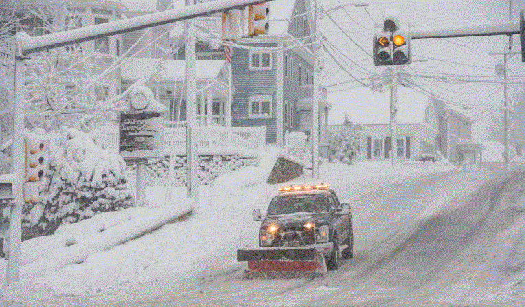 Un quitanieves limpia la nieve de Broadway en Methuen, Massachusetts, el 7 de enero de 2024. (Joseph Prezioso/AFP vía Getty Images)
