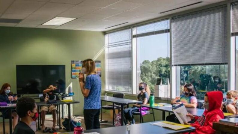 Un instructor dirige una discusión en un aula en Houston, Texas, el 23 de agosto de 2021. (Brandon Bell/Getty Images)