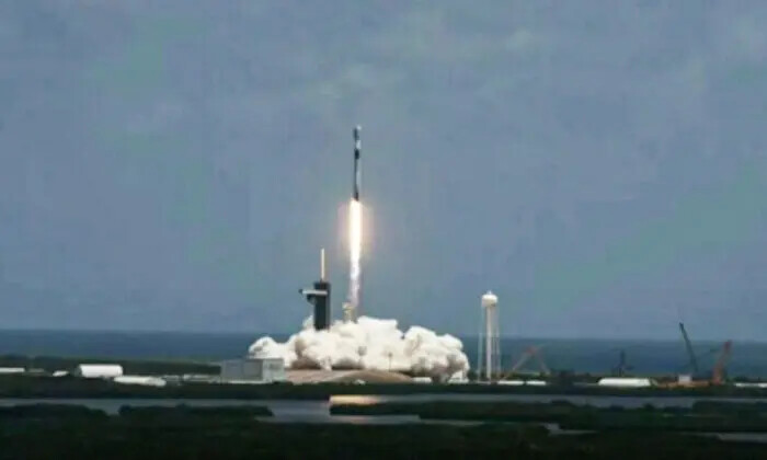Un cohete Falcon 9 de SpaceX es lanzado con un lote de 53 satélites Starlink desde Cabo Cañaveral, Florida, el 17 de junio de 2022. (SpaceX vía AP/Screenshot vía The Epoch Times)