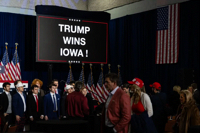 Simpatizantes de Trump se reúnen para una celebración posterior al caucus en Des Moines, Iowa, el 15 de enero de 2024. (John Fredricks/The Epoch Times)