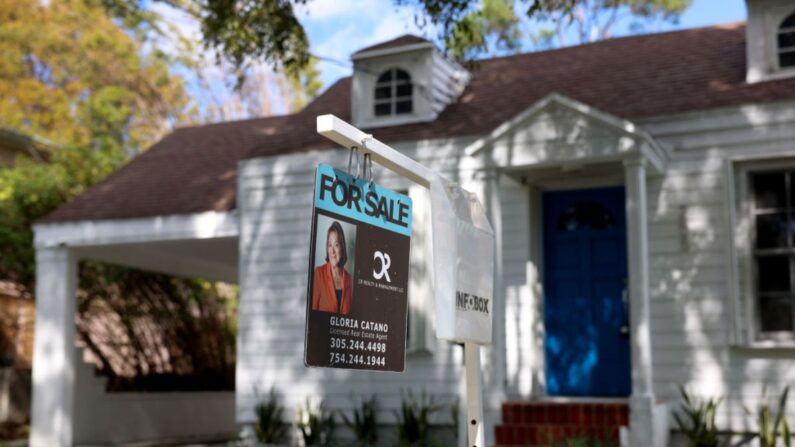 Un cartel de venta exhibido frente a una casa el 22 de febrero de 2023 en Miami, Florida. (Joe Raedle/Getty Images)