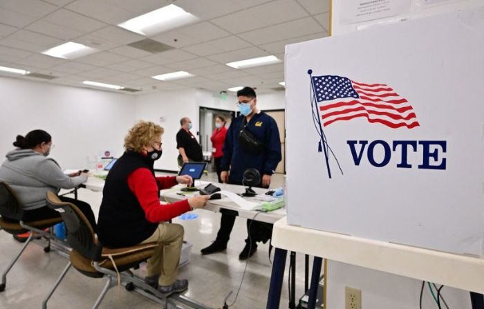 La gente se registra antes de votar para las elecciones de mitad de período de 2022 en el Condado de Los Ángeles, en Norwalk, California, el 8 de noviembre de 2022. (FREDERIC J. BROWN/AFP vía Getty Images)