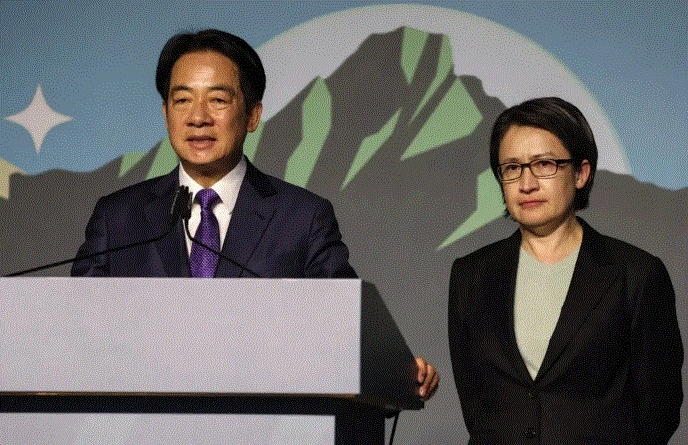 El presidente electo de Taiwán, Lai Ching-te (i), y su compañera de fórmula, Hsiao Bi-khim, asisten a una rueda de prensa frente a la sede del Partido Democrático Progresista (DPP) en Taipei, el 13 de enero de 2024. (Alastair Pike / AFP vía Getty Images)