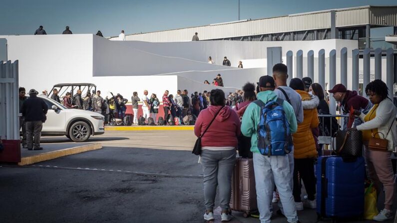 Migrantes hacen fila para solicitar un proceso de asilo en Estados Unidos, el 22 de febrero de 2024 en el paso fronterizo del Chaparral, en Baja California (México). EFE/Joebeth Terriquez