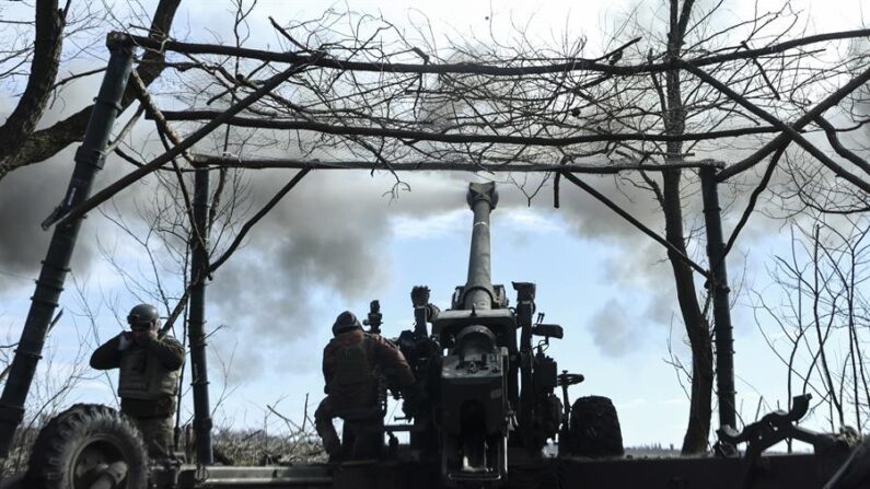 Imagen de archivo de fuerzas ucranianas abriendo fuego de artillería contra las tropas rusas. EFE/EPA/STR