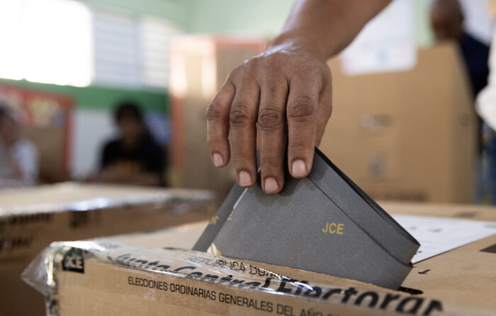 Ciudadanos ejercen su voto durante las elecciones municipales, este domingo en Santo Domingo, República Dominicana. (EFE/ Orlando Barría)