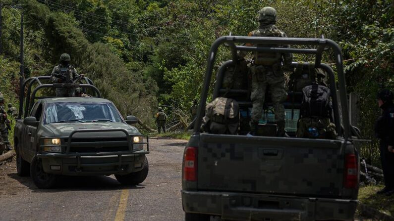 Fotografía de archivo de miembros del Ejército mexicano que resguardan carreteras debido a la violencia desatada en las comunidades del estado de Chiapas (México). EFE/ Carlos López