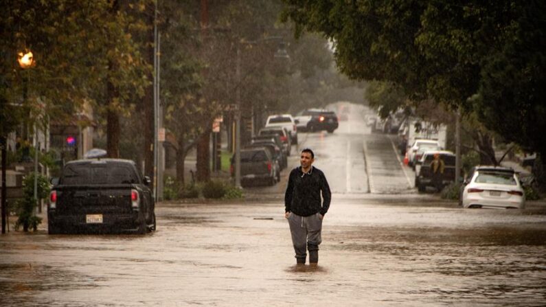 El gobernador de California, el demócrata Gavin Newsom, declaró ayer el estado de emergencia para ocho condados del sur del estado por la tormenta invernal que previsiblemente dejará récords de lluvia y nieve. Imagen de archivo. EFE/EPA/Erick Madrid 