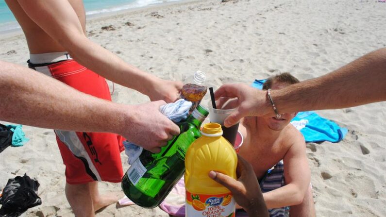 Turistas brindan con bebidas alcohólicas en la playa de Miami Beach, Florida (EE.UU.). Imagen de archivo. EFE/Antoni Belchi