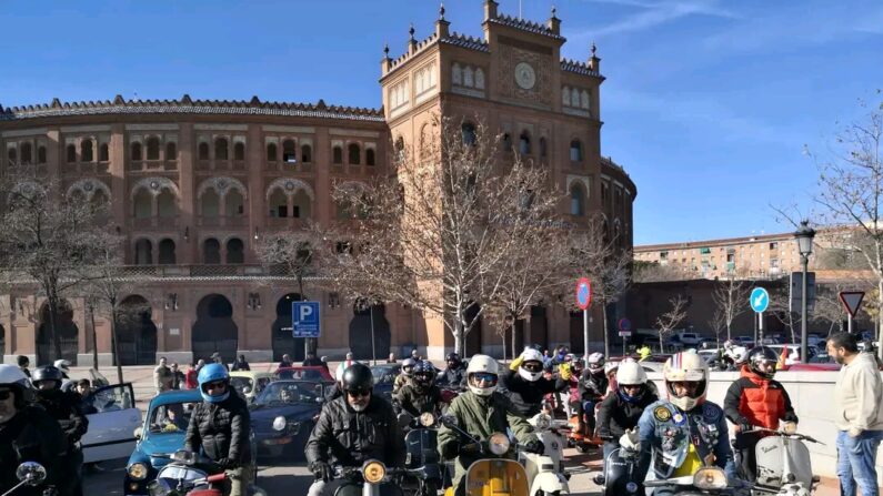 Propietarios de vehículos antiguos se manifestaron en Madrid en contra de las restricciones a la movilidad del plan Madrid 360 impulsado por el Ayuntamiento de Madrid (FOTO: Asociación AVARM)
