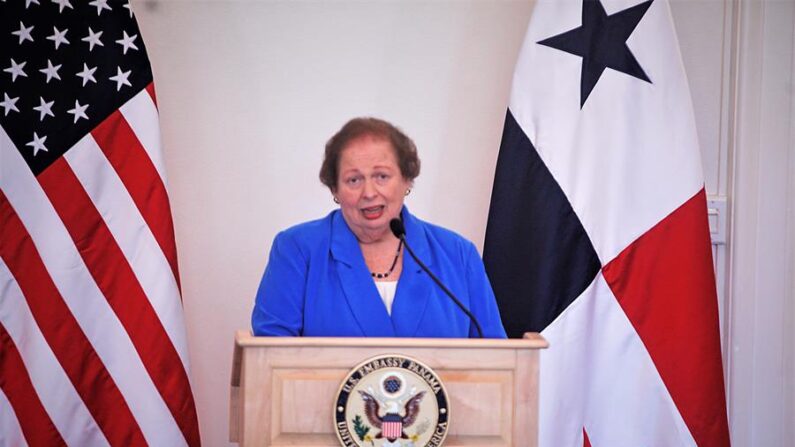 Fotografía de archivo en la que se registró a la embajadora de Estados Unidos en Panamá, Mari Carmen Aponte, durante una conferencia de prensa, en Ciudad de Panamá (Panamá). EFE/Carlos Lemos