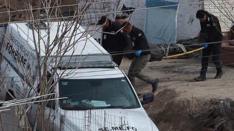 Soldado de Texas extraditado a México por muerte de mujer. En la imagen peritos forenses trasladan un cuerpo localizado el 16 de febrero de 2024, en Ciudad Juárez, Chihuahua, en la frontera norte de México. (EFE/Luis Torres)