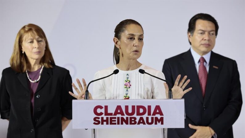 La candidata presidencial de la coalición Sigamos Haciendo Historia, Claudia Sheinbaum, participa este jueves durante la presentación de su equipo de campaña en un acto celebrado en Ciudad de México (México). EFE/José Méndez
