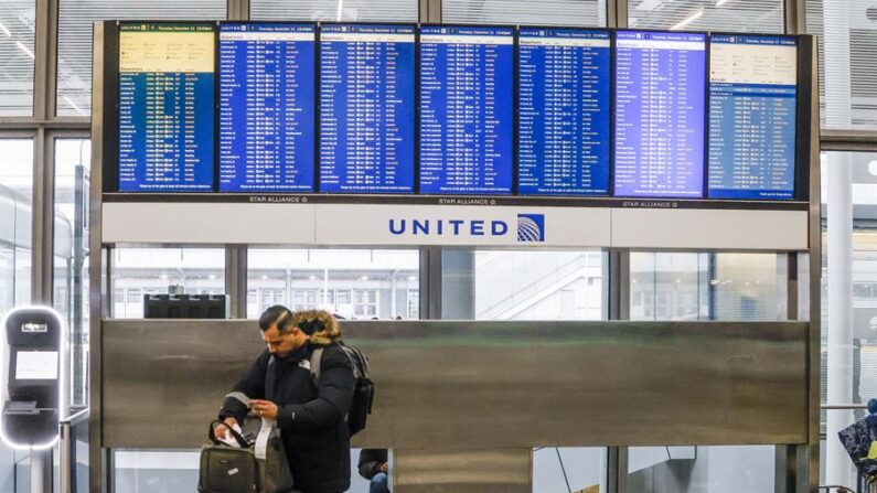 Un hombre revisa el estado de los vuelos en el aeropuerto de Chicago (EE.UU.), en una fotografía de archivo. EFE/ Tannen Maury