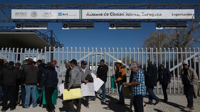 Extrabajadores de la estatal en liquidación Ferrocarriles Nacionales de México (FNM) protestan en el cruce internacional de carga Zaragoza-Ysleta, el 14 de febrero de 2024 en Ciudad Juárez (México). EFE /Luis Torres