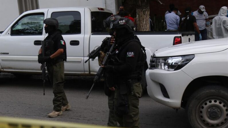 Fotografía de archivo de agentes de la Fiscalía de México que resguardan la zona donde se presentó un tiroteo. EFE/José Luis de la Cruz