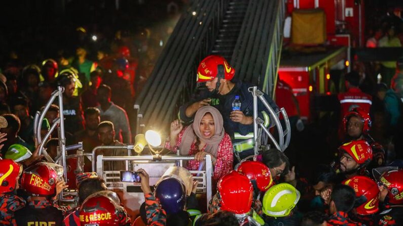 Bomberos rescatan personas de un incendio en un edificio comercial, en Dacca (Bangladesh), este 29 de febrero de 2024. EFE/EPA/Suvra Kanti Das