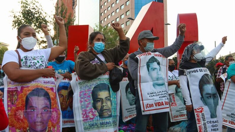 Fotografía de archivo de padres y madres de estudiantes desaparecidos en Ayotzinapa que se manifiestan en Ciudad de México (México). EFE/José Pazos
