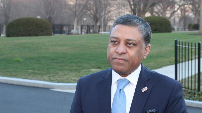 El jefe de la oficina de antinarcóticos de la Casa Blanca, Rahul Gupta, habla durante una entrevista con EFE en Washington (EE.UU.). EFE/ Octavio Guzmán
