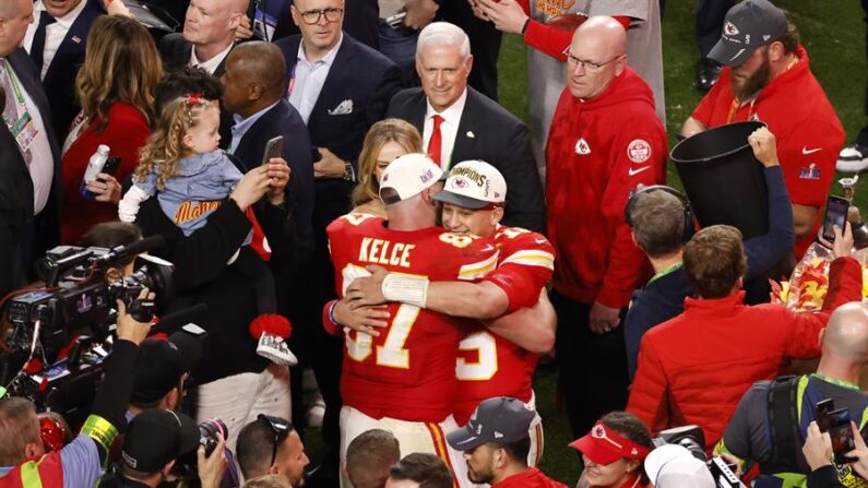Travis Kelce (c-i) de los Kansas City Chiefs abraza a su compañero Patrick Mahomes (c-d) tras vencer a los San Francisco 49ers en el Super Bowl en el Allegiant Stadium, en Las Vegas, Nevada (EE.UU.), este 11 de febrero de 2024. EFE/EPA/Caroline Brehman