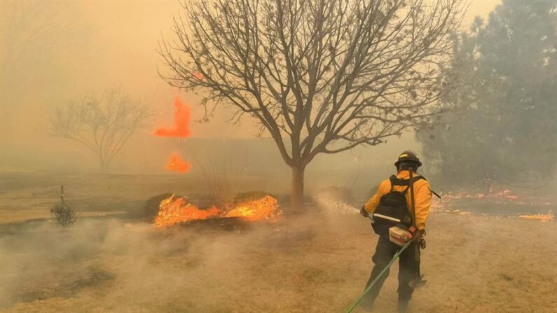 Miles de personas en el estado han sido desplazadas de sus hogares y el gobernador Greg Abbott ha declarado áreas de desastre en 60 condados. EFE/EPA/Flower Mound Texas Fire Department