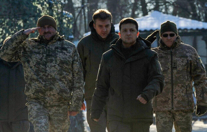 El presidente ucraniano Volodimir Zelenski se reúne con militares mientras visita la región de Donetsk el 6 de diciembre de 2019. (EVGENIYA MAKSYMOVA/AFP a través de Getty Images)