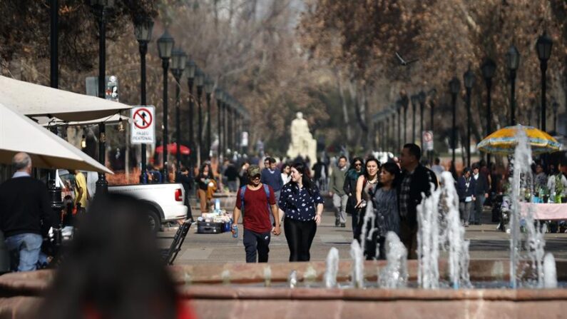 Personas caminan por las calles durante un día soleado, en Santiago (Chile), en una fotografía de archivo. EFE/ Elvis González
