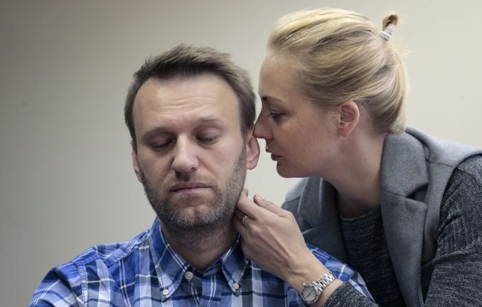 El opositor ruso Alexei Navalny y su mujer, Yulia, en una imagen de archivo. (EFE/MAXIM SHIPENKOV)