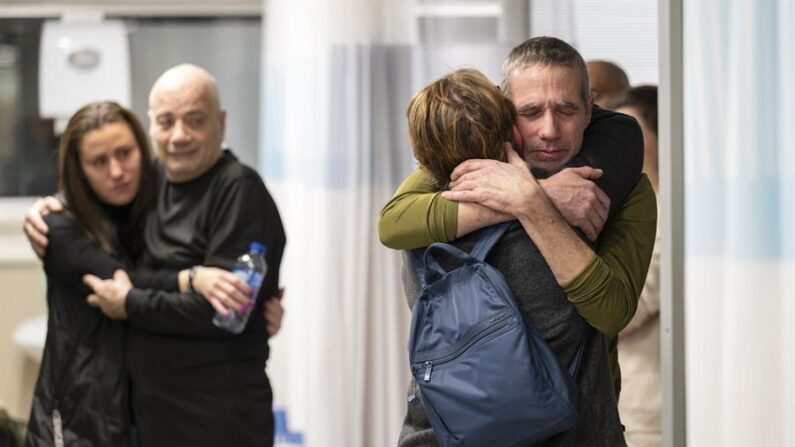 Los dos rehenes rescatados el 12 de febrero de 2024 por las fuerzas israelíes en Rafah, sur de la Franja de Gaza, los argentinos-israelíes Fernando Simón Marman, de 61 años, (d), y Norberto Luis Har (2i), de 70, se reúnen con sus familias en el Centro Médico Sheba en Tel Hashomer donde fueron atendidos tras su salida. EFE/Portavoz de las FDI