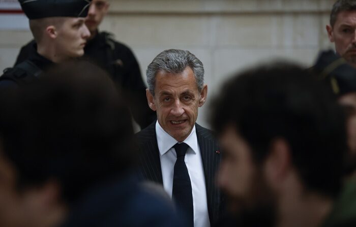 El expresidente francés Nicolas Sarkozy (C) llega al juzgado para asistir a una audiencia en su juicio de apelación en el Palacio de Justicia de París, Francia, 14 de febrero de 2024. (EFE/EPA/YOAN VALAT)