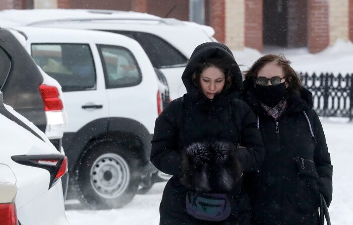 Liudmila Naválnaya (Der.), madre de Alexei Navalni, camina acompañada de abogados tras visitar el Comité de Investigación en Salekhard, región de Yamalo-Nenets, Rusia, 19 de febrero de 2024. (EFE/EPA/ANATOLY MALTSEV)