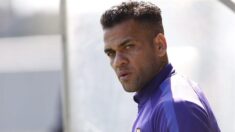 Condenan al futbolista Dani Alves a 4 años y medio de cárcel por violación