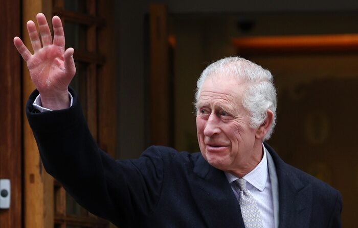 El rey Carlos III saluda a su salida de la clínica de Londres, el 29 de enero de 2024. (EFE/EPA/ANDY RAIN)