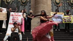 Activistas protestan para exigir que Ciudad de México prohíba las corridas de toros