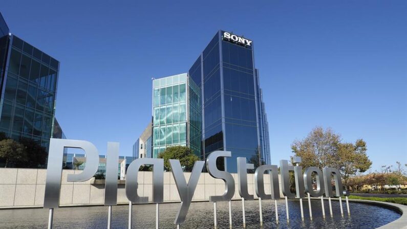 La división de entretenimiento de Sony, creadora de la popular PlayStation, anunció hoy que despide a 900 personas, un 8 % de su fuerza laboral, ante los "inmensos cambios" que está viviendo el sector. EFE/EPA/John G. Mabanglo/Archivo