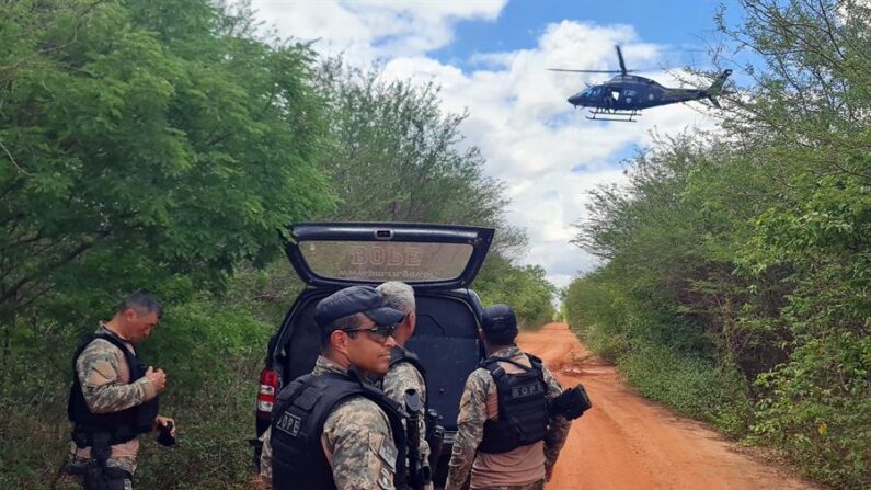 Miembros de la policía continúan con este sábado con la búsqueda de dos hombres que huyeron el miércoles de la prisión federal de Mossoró, considerada de máxima seguridad, en el estado de Rio Grande do Norte, en la región noreste del país (Brasil). EFE/ Ney Douglas