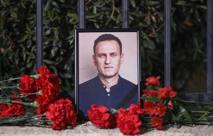 Un retrato del fallecido líder opositor ruso Alexéi Navalni. (EFE/David Mdzinarishvili)