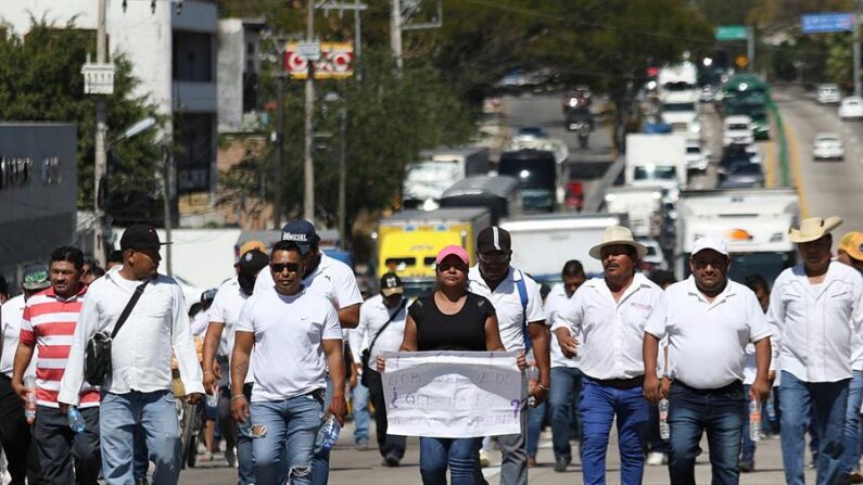 Choferes del transporte público protestan para exigir seguridad ante una nueva ola de violencia del crimen organizado, en la autopista México-Acapulco, en Guerrero (México). EFE/José Luis de la