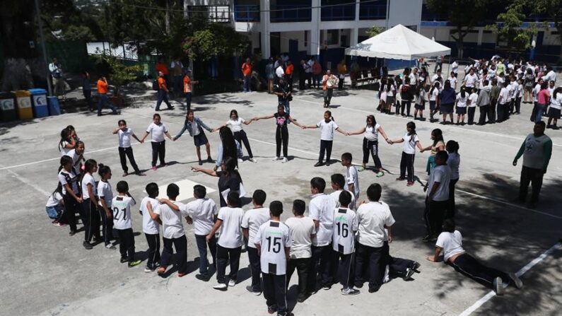 Estudiantes en un colegio en San Salvador (El Salvador), en una fotografía de archivo. EFE/Rodrigo Sura