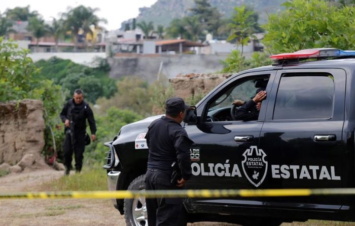Fotografía de archivo que muestra a policías estatales resguardando el sitio donde se presentó un tiroteo en el municipio de Zapopan, estado de Jalisco, México. (EFE/Francisco Guasco)